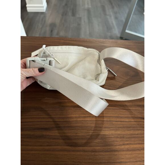 Lululemon Everywhere Belt Bag 1L - Picture 2 of 6